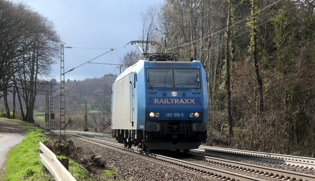 185 510-5 von Railtraxx kommt von einer Schubhilfe vom Gemmenicher Tunnel zurück nach Aachen-West. 
Aufgenommen an der Gemmenicher-Rampe am Gemmenicher-Weg auf dem Montzenroute. 
Bei Sonne und Regenwolken am Mittag vom 5.3.2019.