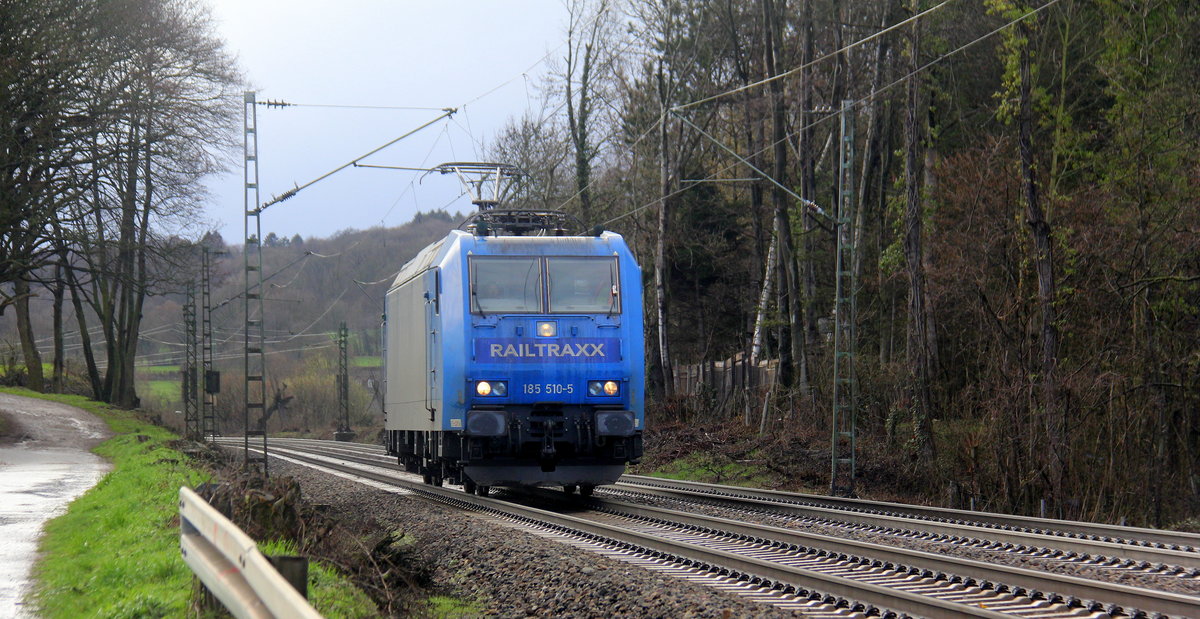 185 510-5 von Railtraxx kommt von einer Schubhilfe vom Gemmenicher Tunnel zurück nach Aachen-West. Aufgenommen an der Gemmenicher-Rampe am Gemmenicher-Weg auf der Montzenroute. Bei Sonne und Regenwolken am Nachmittag vom 7.3.2019.