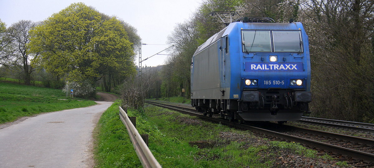 185 510-5 von Railtraxx kommt von einer Schubhilfe vom Gemmenicher Tunnel zurück nach Aachen-West.
Aufgenommen an der Gemmenicher-Rampe am Gemmenicher-Weg auf dem Montzenroute. 
Bei Sonne und Regenwolken am Nachmittag vom 14.4.2016.