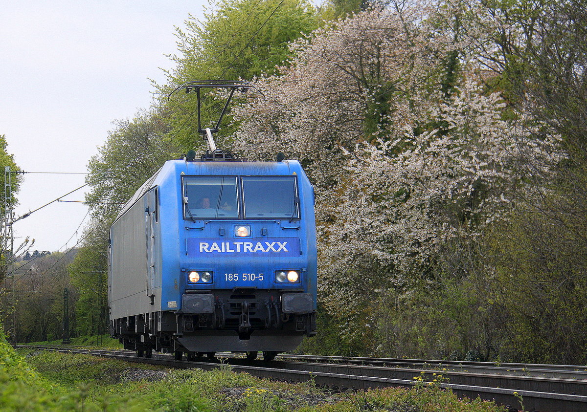 185 510-5 von Railtraxx kommt von einer Schubhilfe vom Gemmenicher Tunnel zurück nach Aachen-West. Aufgenommen an der Gemmenicher-Rampe am Gemmenicher-Weg auf dem Montzenroute. 
Bei Sonne und Regenwolken am Nachmittag vom 28.4.2016.