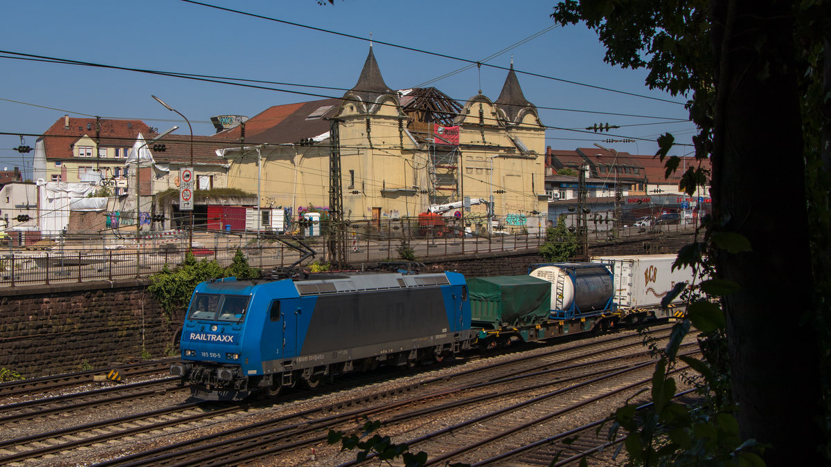 185 510-5 von Railtraxx mit einem Mischer bei der Ausfahrt aus dem Bahnhof Offenburg. Abgelichtet am 25. Juli 2018.  