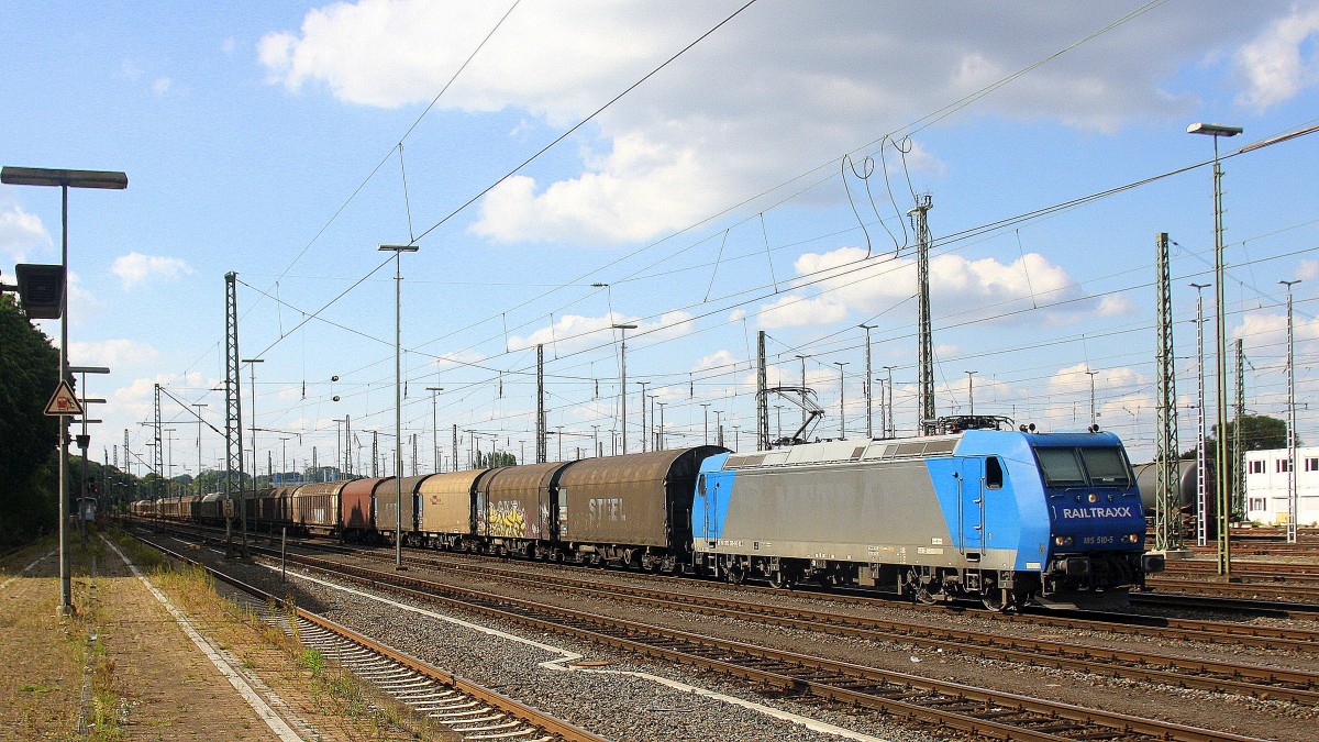 185 510-5 von Railtraxx steht in Aachen-West mit einem langen Coilzug aus Antwerpen-Waaslandhaven(B) nach Linz-Voestalpine(A).
Aufgenommen vom Bahnsteig in Aachen-West. 
Bei Sonne und Wolken am Nachmittag vom 10.9.2015.