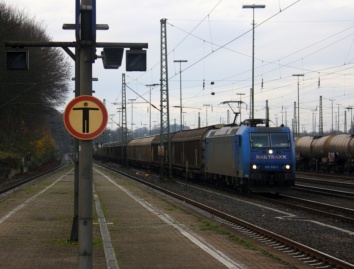 185 510-5 von Railtraxx steht in Aachen-West mit einem langen Coilzug aus Antwerpen-Waaslandhaven(B) nach Linz-Voestalpine(A). 
Aufgenommen vom Bahnsteig in Aachen-West. 
Bei Sonne und Regenwolken am Nachmittag vom 15.12.2015.