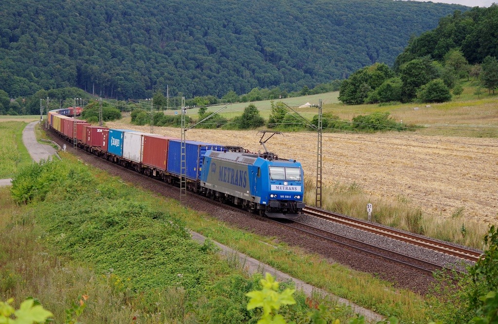 185 510 Metrans mit Containerzug am 13.08.2013 bei Harrbach gen Wrzburg. 