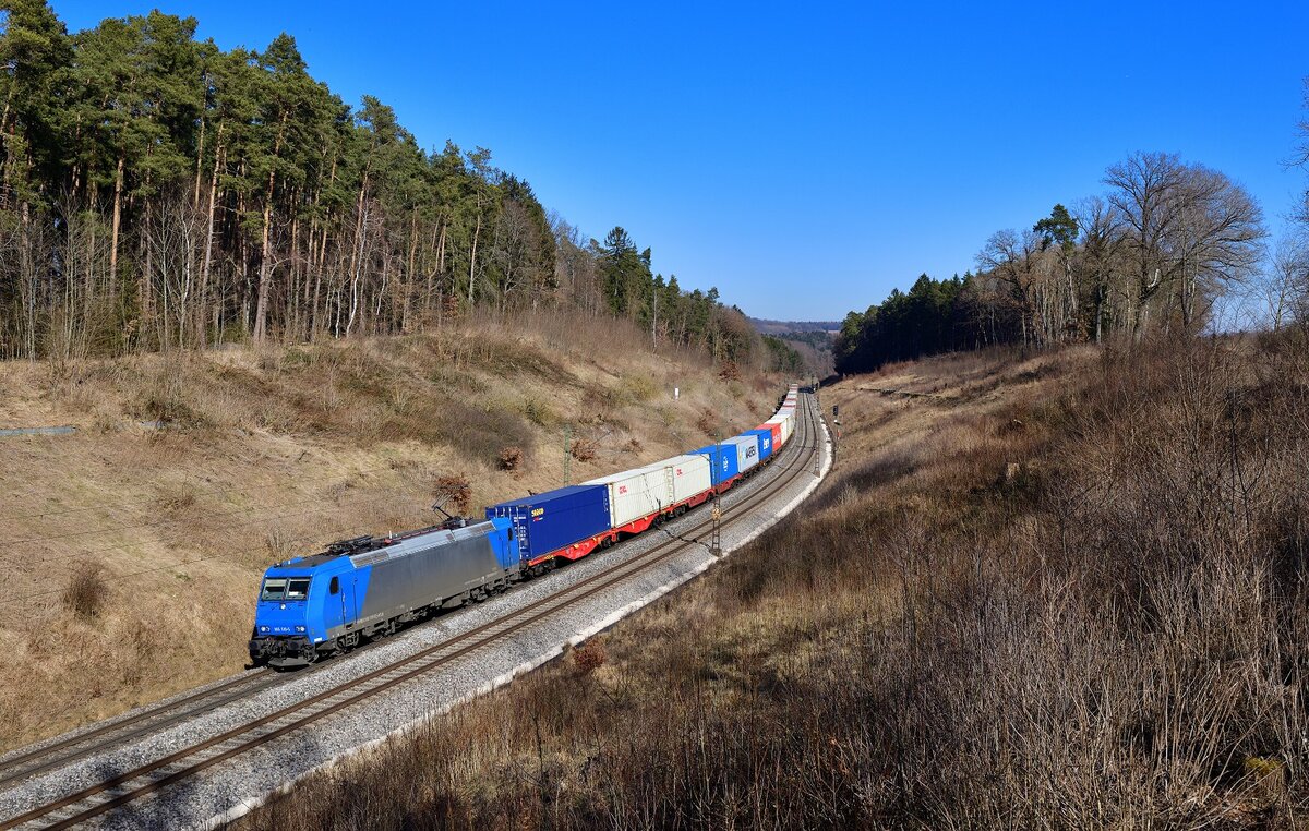 185 510 mit einem Containerzug am 03.03.2022 bei Sinngrün.
