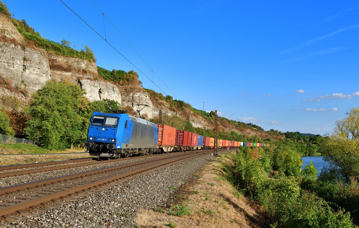 185 510 mit einem Containerzug am 24.08.2022 bei Himmelstadt.
