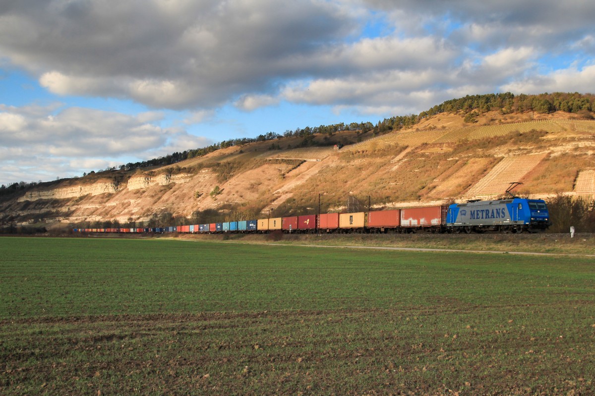 185 510 mit einem Containerzug am 20. Februar 2014 bei Thüngersheim.