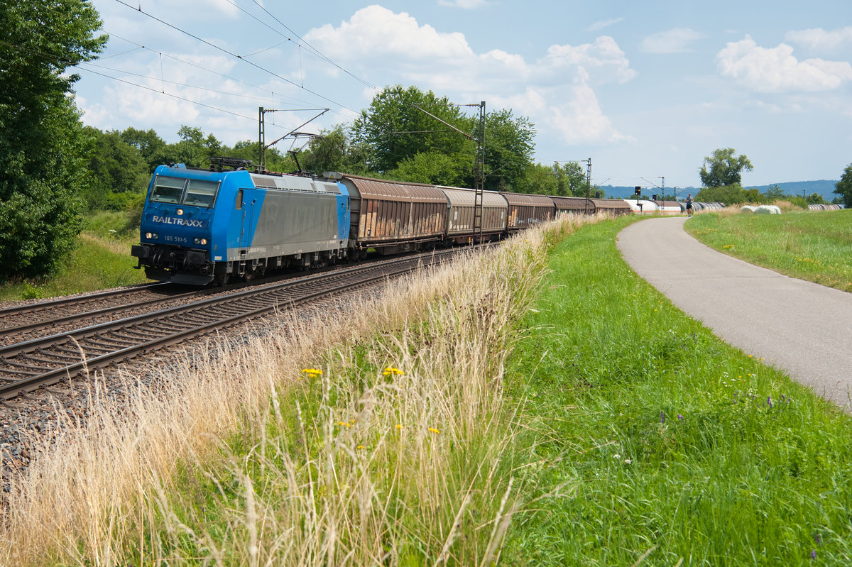 185 510 mit einem gemischten Güterzug bei Pölling Richtung Nürnberg, 14.07.2018