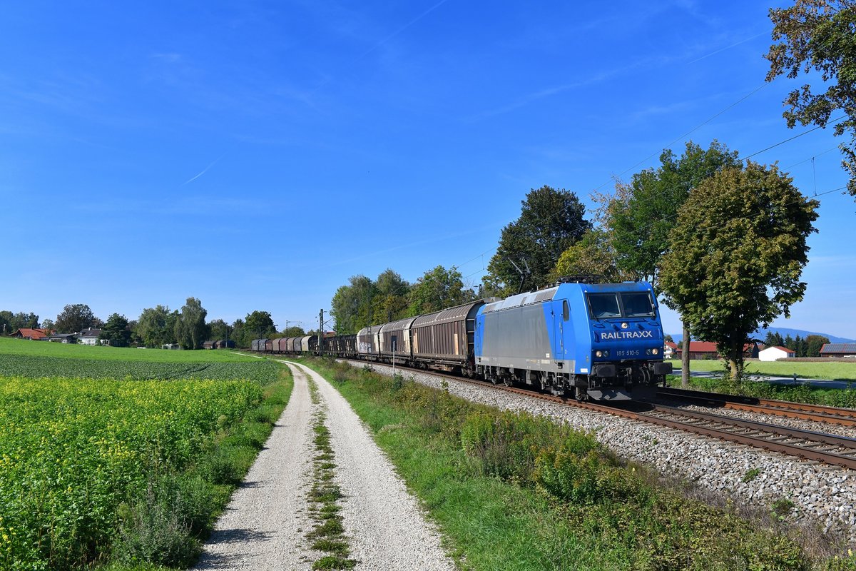 185 510 mit einem Güterzug am 16.09.2018 bei Langenisarhofen. 