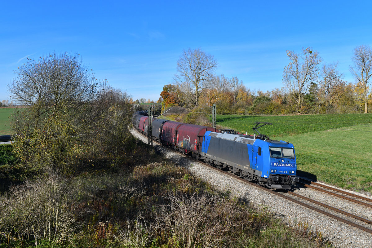 185 510 mit einem Güterzug am 31.10.2018 bei Langenisarhofen. 
