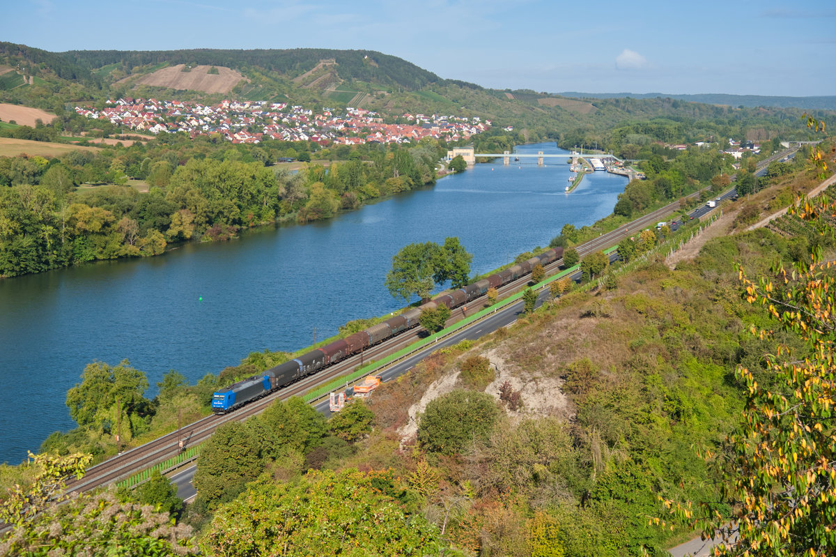 185 510 Railtraxx mit einem Stahlzug bei Veitshöchheim Richtung Würzburg, 18.09.2019