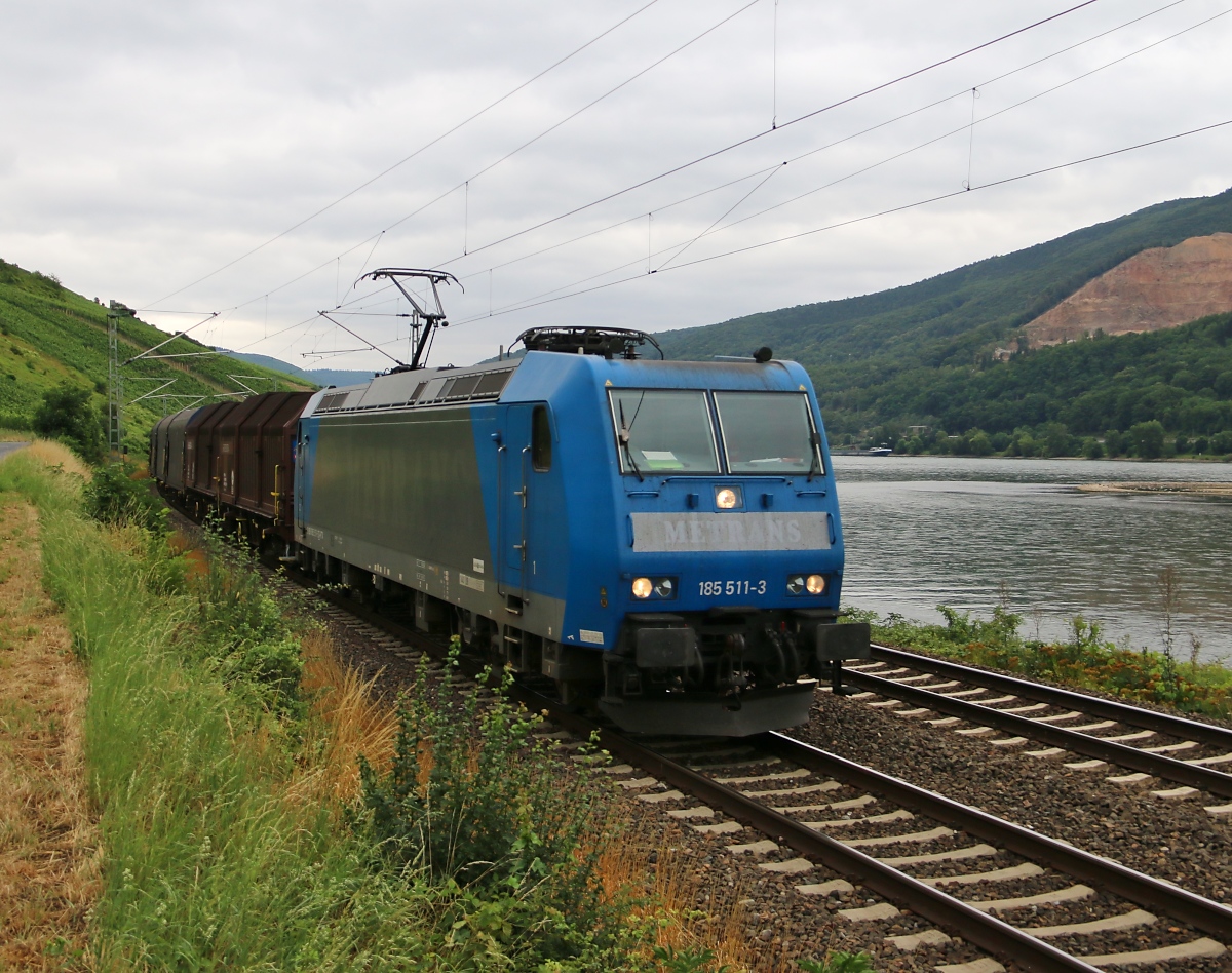185 511-3 mit Teleskophauben- und Schiebeplanwagen in Fahrtrichtung Koblenz. Aufgenommen bei Lorch im Bächergrund am 14.07.2015.