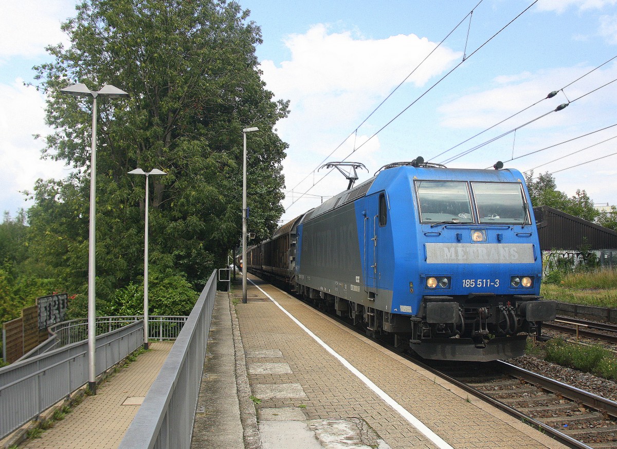 185 511-3  von Railtraxx kommt als Umleiter mit einem langen  schweren Coilzug aus Linz Voestalpine(A) nach Antwerpen Waaslandhaven(B) und fährt durch Kohlscheid aus Richtung Herzogenrath und fährt die Kohlscheider-Rampe hoch nach Aachen-West. 
Bei schönem Sonnenschein am 30.7.2015. 