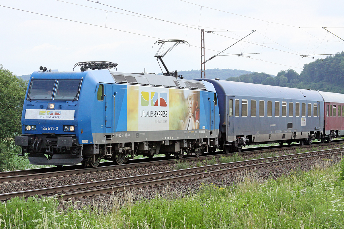 185 511-3D-EVG train4you Autoreisezug  am 24.06.2017  9:49 nördlich von Salzderhelden am BÜ 75,1 in Richtung Göttingen