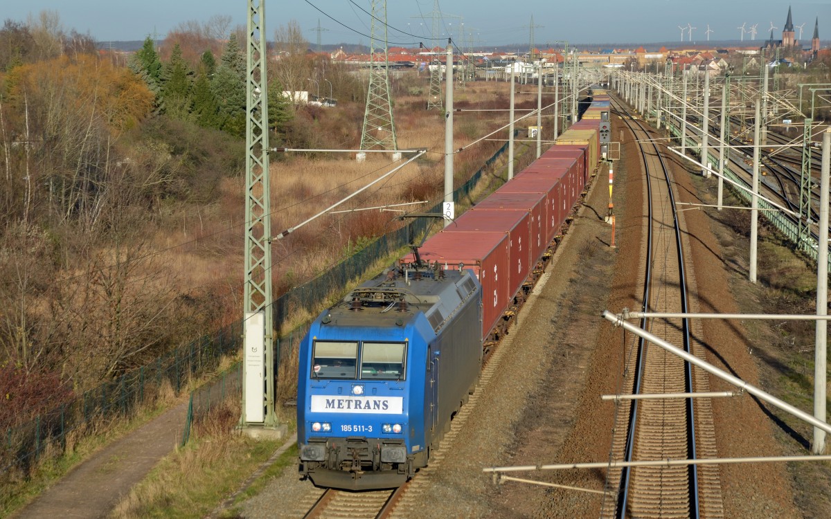 185 511 hatte am 16.12.13 einen Containerzug nach Leipzig-Wahren am Haken, als sie durch Holzweißig Richtung Halle rollte.
