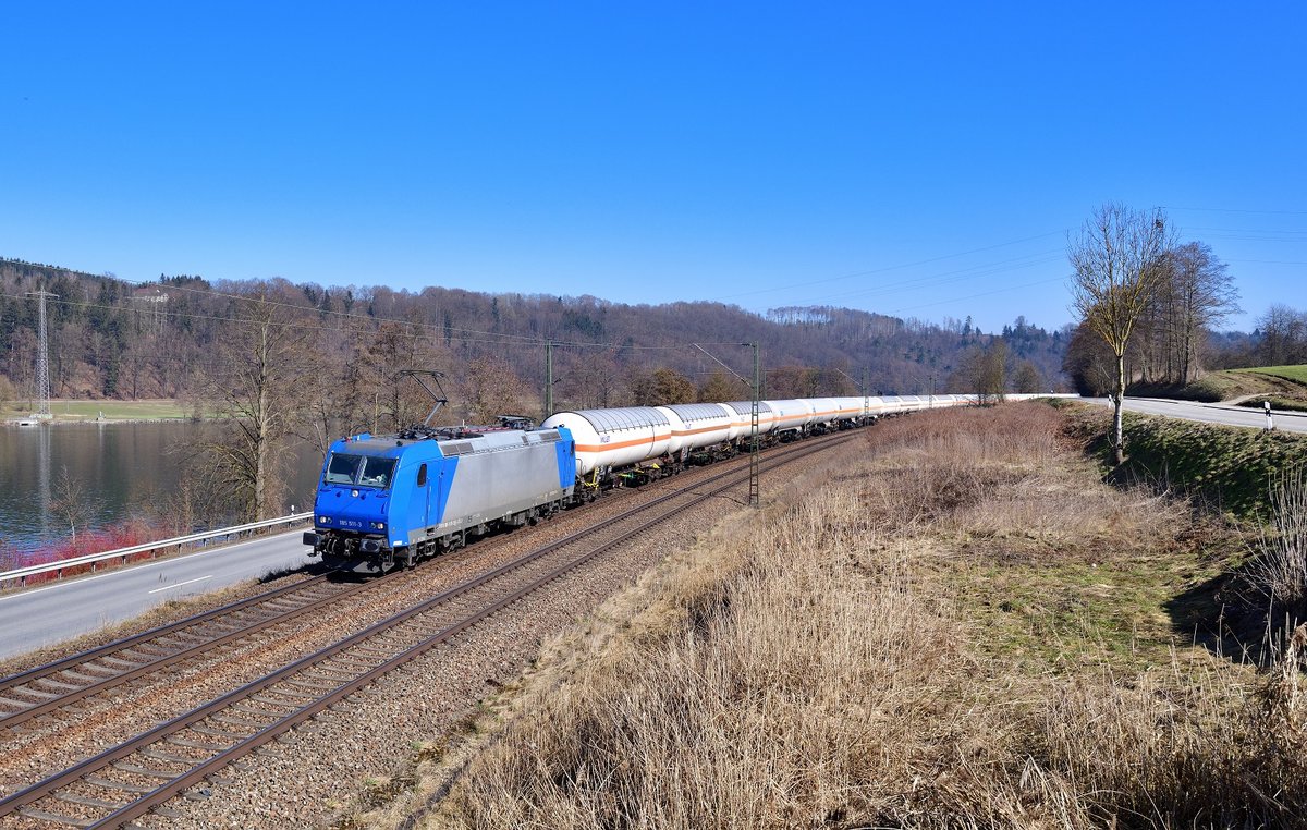 185 511 mit einem Gaskesselzug am 02.03.2021 bei Sandbach.