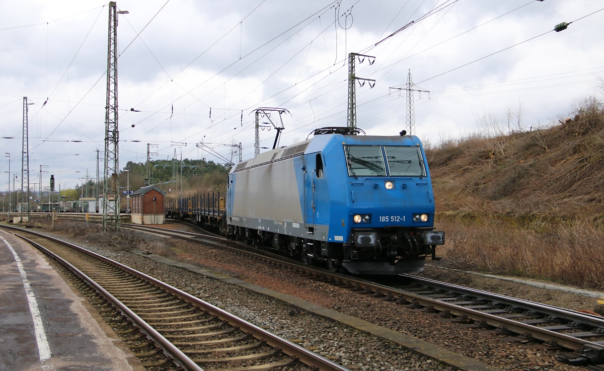 185 512-1 mit leeren Rungenwagen aus Richtung Osten kommend zur Weiterfahrt gen Süden in Eichenberg. Aufgenommen am 22.03.2014.