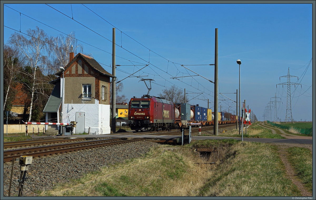 185 513-9 der Emons rollt am 26.02.2022 mit einem Containerzug an der Blockstelle Braschwitz vorbei. 