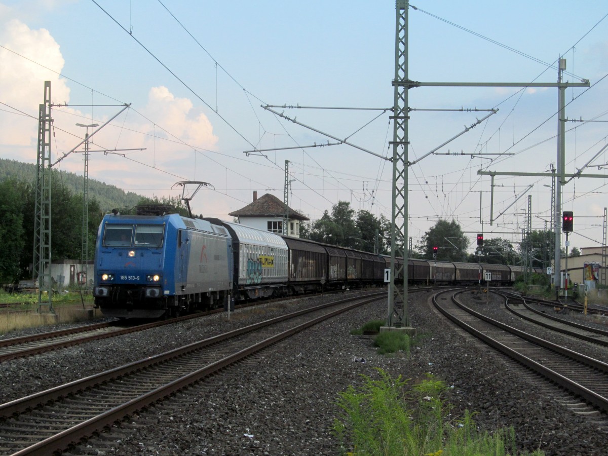 185 513-9 von TX Logistik zieht am 07. August 2014 einen H-Wagenzug in den Bahnhof Kronach.