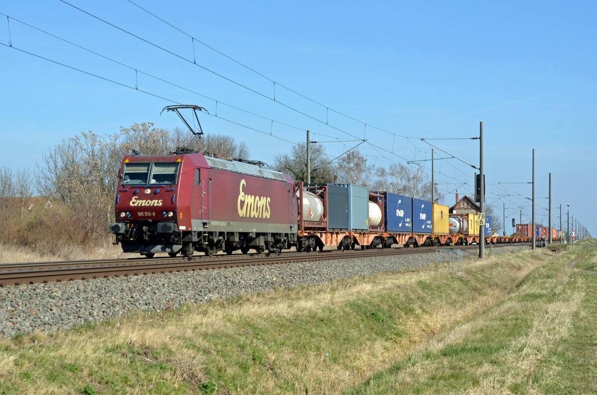 185 513 der Emons schleppte am 26.03.22 einen Containerzug durch Braschwitz Richtung Halle(S). Da die Lok später Lz zurück kam wird wohl der Hafen Halle(S) das Ziel gewesen sein.