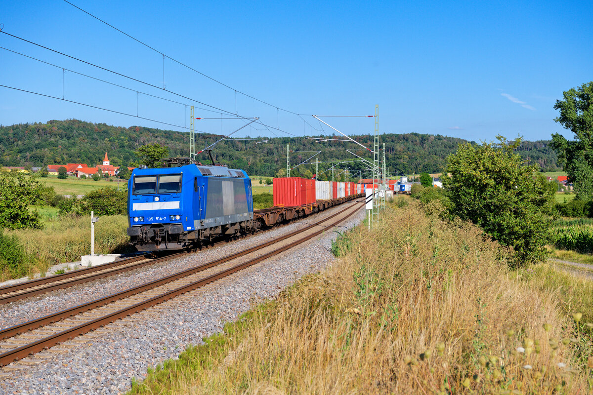 185 514 ATLU/TXL mit einem Containerzug bei Oberdachstetten Richtung Würzburg, 06.08.2020