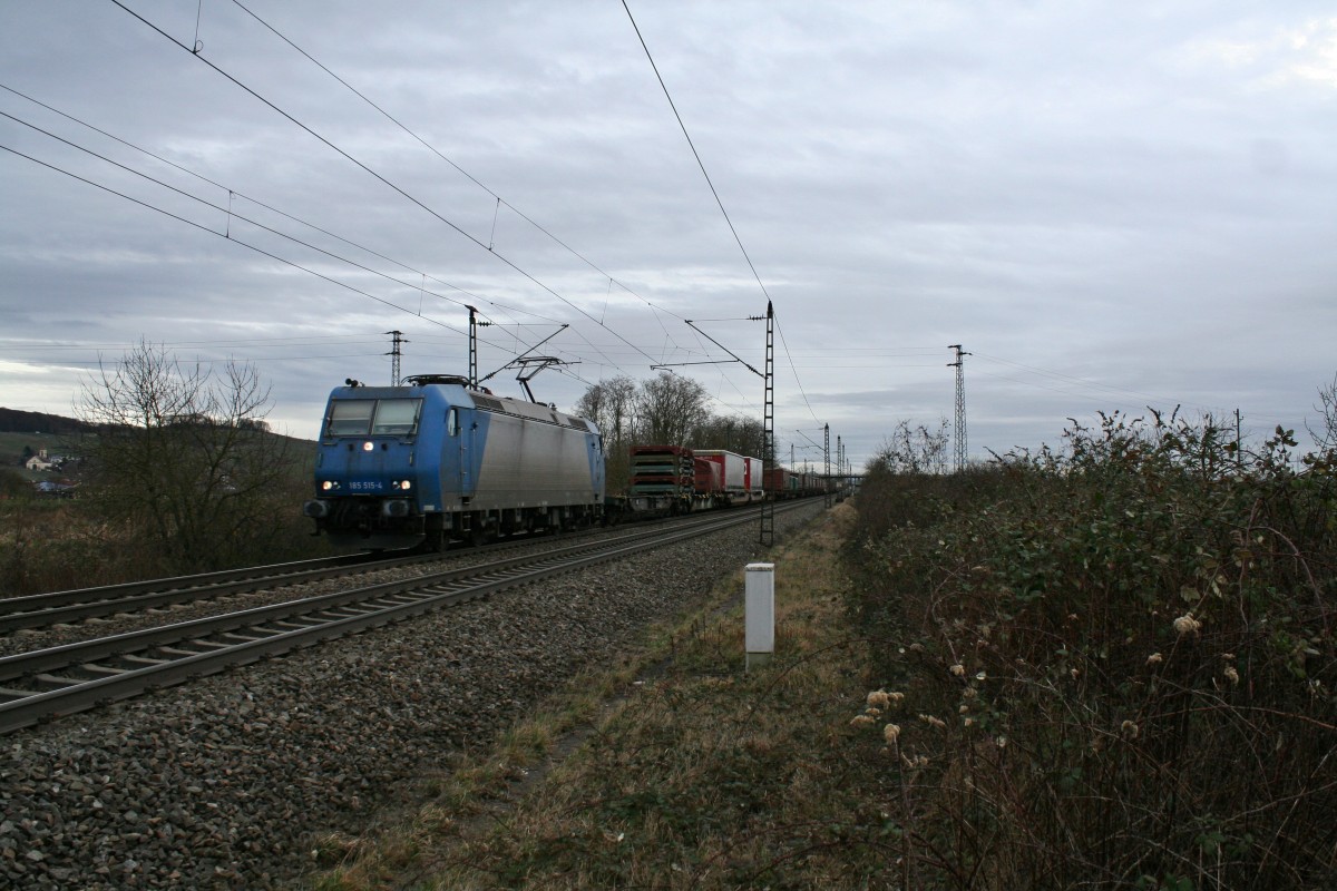 185 515-4 mit einem gemischten KLV-Zug gen Norden am Nachmittag des 14.02.14 sdlich des Bahnhofs Mllheim (Baden).