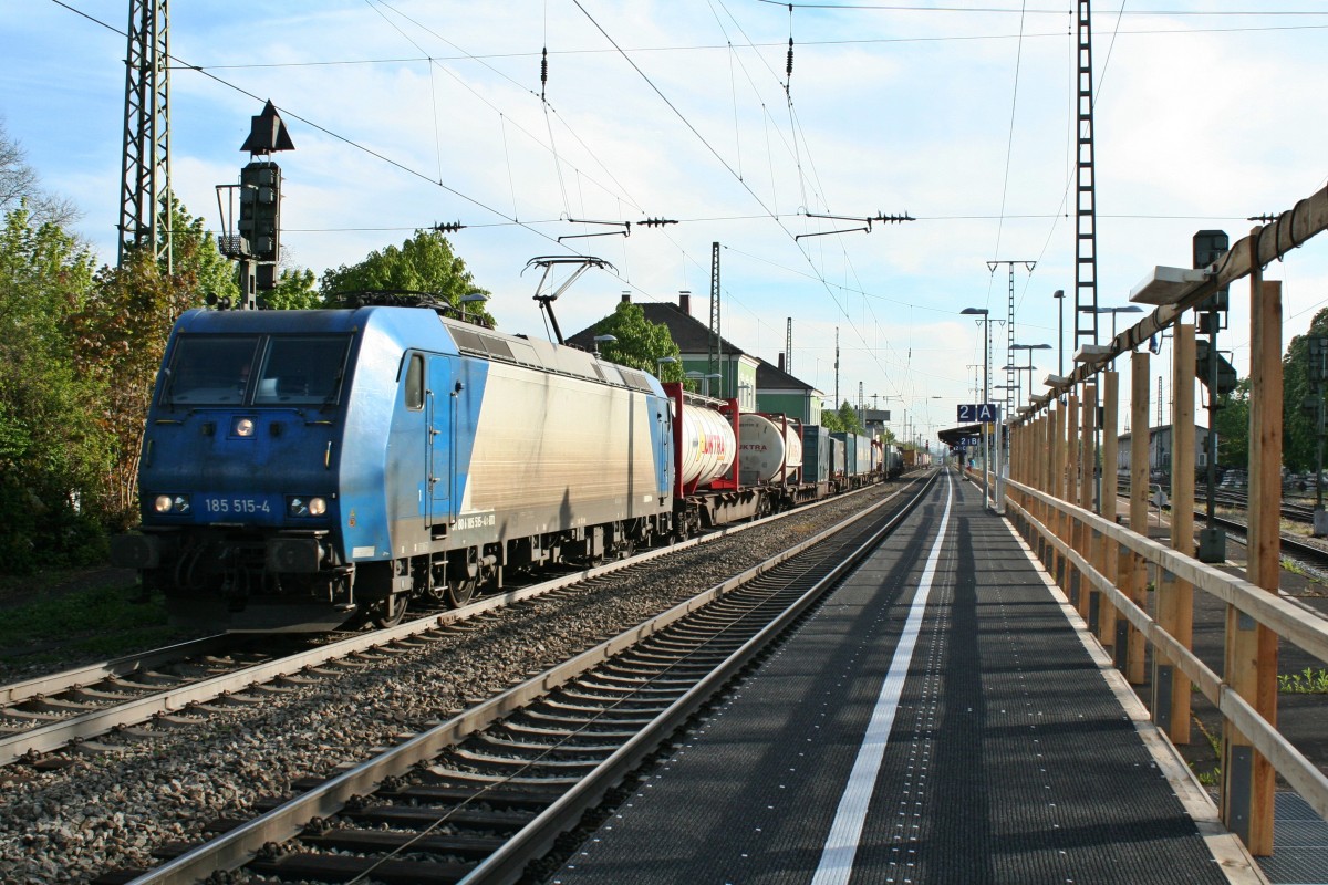 185 515-4 mit einem KLV-Zug aus der Schweiz gen Norden am Abend des 17.04.14 im Bahnhof Müllheim (Baden).