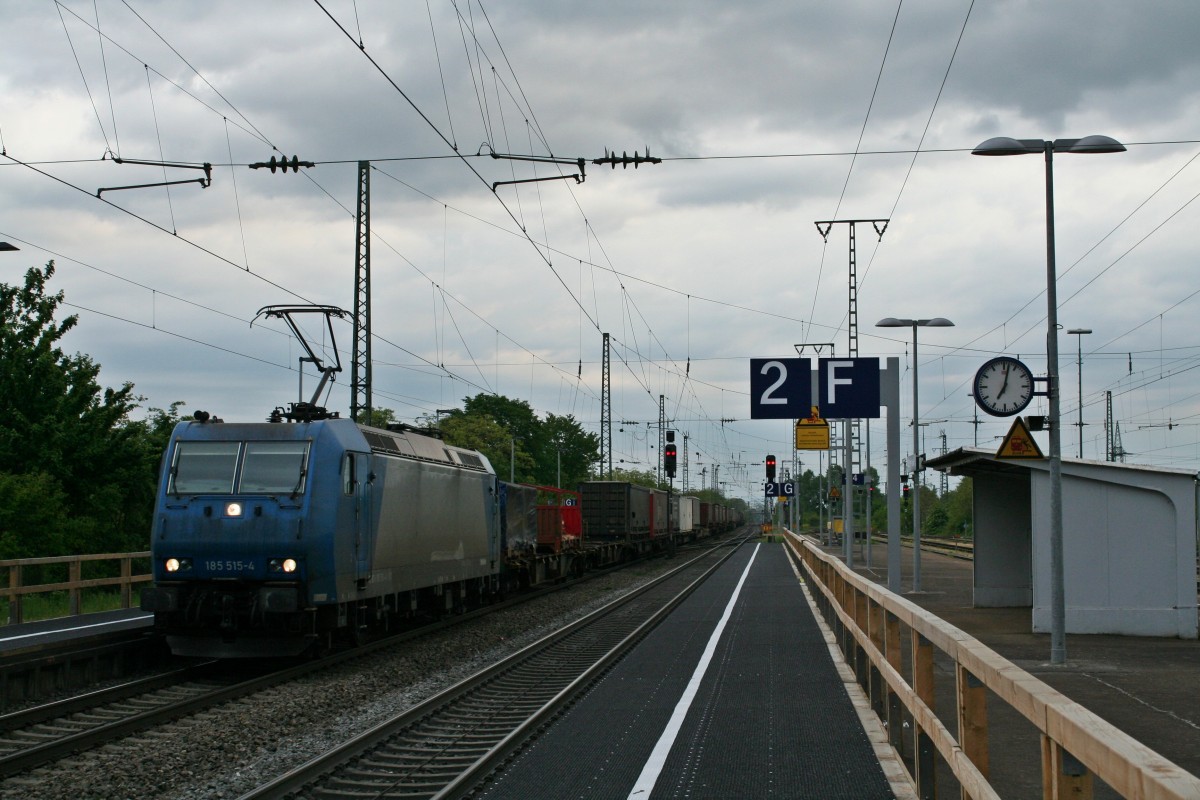 185 515-4 mit einem KLV-Zug aus der Schweiz, welchen sie in Basel SBB Rbf bernommen hat, am spten Nachmittag des 25.04.14 in Mllheim (Baden).