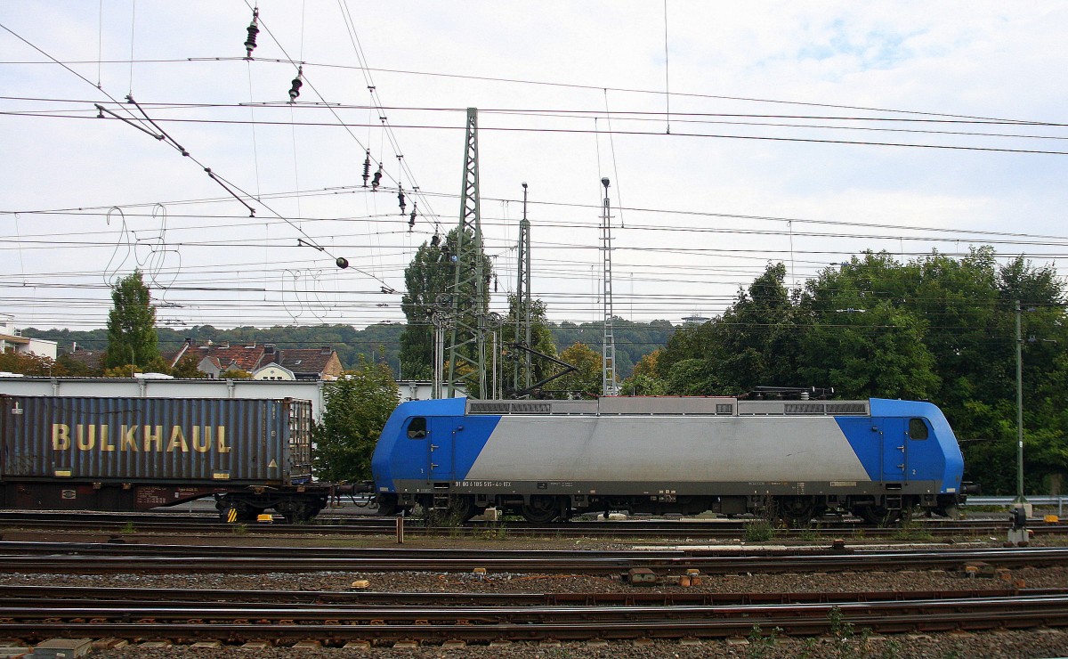 185 515-4 von Railtraxx fährt mit einem langen Containerzug aus Zeebrugge-Ramskapelle(B) nach Segrate(I) ei der Ausfahrt aus Aachen-West und fährt in Richtung Aachen-Schanz,Aachen-Hbf,Köln. Aufgenommen vom Bahnsteig in Aachen-West bei Sonne und Wolken am Mittag vom 20.9.2014. 