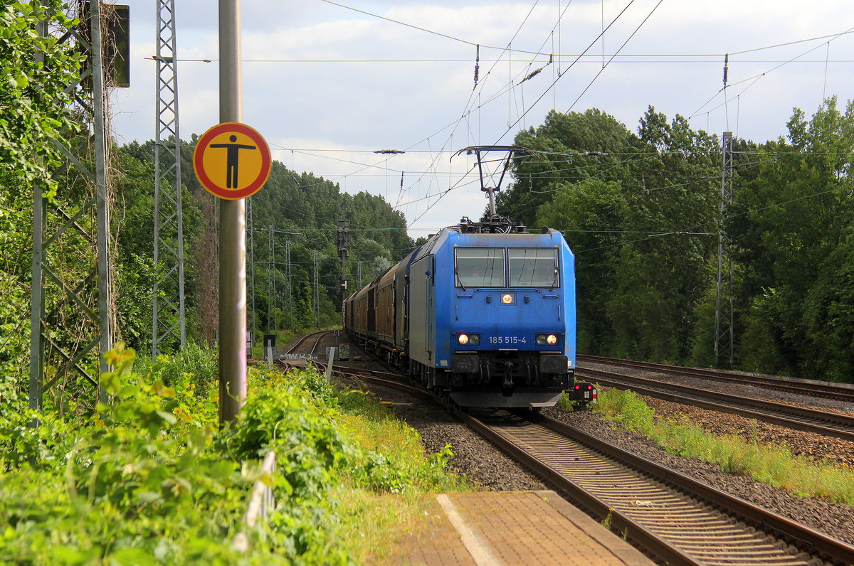 185 515-4 von Railtraxx kommt als Umleiter aus Richtung Aachen-West mit einem gemischten Güterzug aus Antwerpen-Waaslandhaven(B) nach Linz-Voestalpine(A) und fährt durch Kohlscheid und fährt in Richtung Herzogenrath,Neuss. 
Aufgenommen von Bahnsteig 1 in Kohlscheid.
Bei Sonnenschein und Wolken am Nachmittag vom 21.6.2018. 