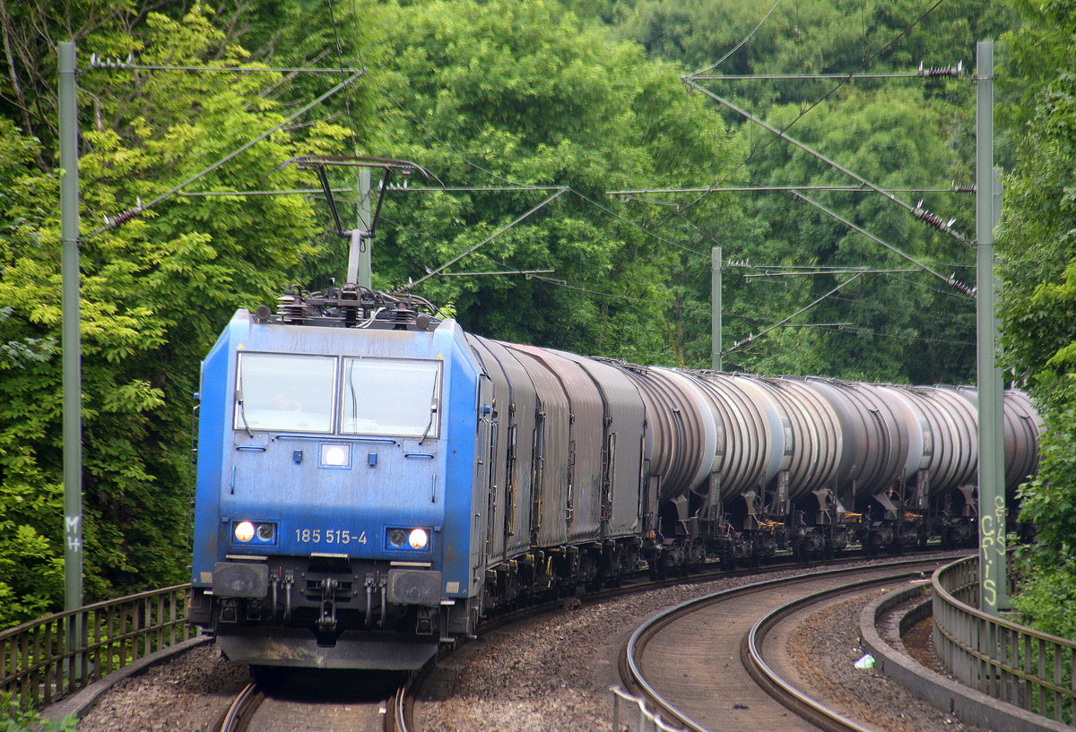 185 515-4 von Railtraxx kommt aus Richtung Aachen-West mit einem gemischten Güterzug aus Antwerpen-Waaslandhaven(B) nach  Linz-Voestalpine(A) und fährt durch Aachen-Schanz in Richtung Aachen-Hbf,Aachen-Rothe-Erde,Stolberg-Hbf(Rheinland)Eschweiler-Hbf,Langerwehe,Düren,Merzenich,Buir,Horrem,Kerpen-Köln-Ehrenfeld,Köln-West,Köln-Süd. Aufgenommen vom Bahnsteig von Aachen-Schanz. 
Bei Wolken am Nachmittag vom 13.6.2017.