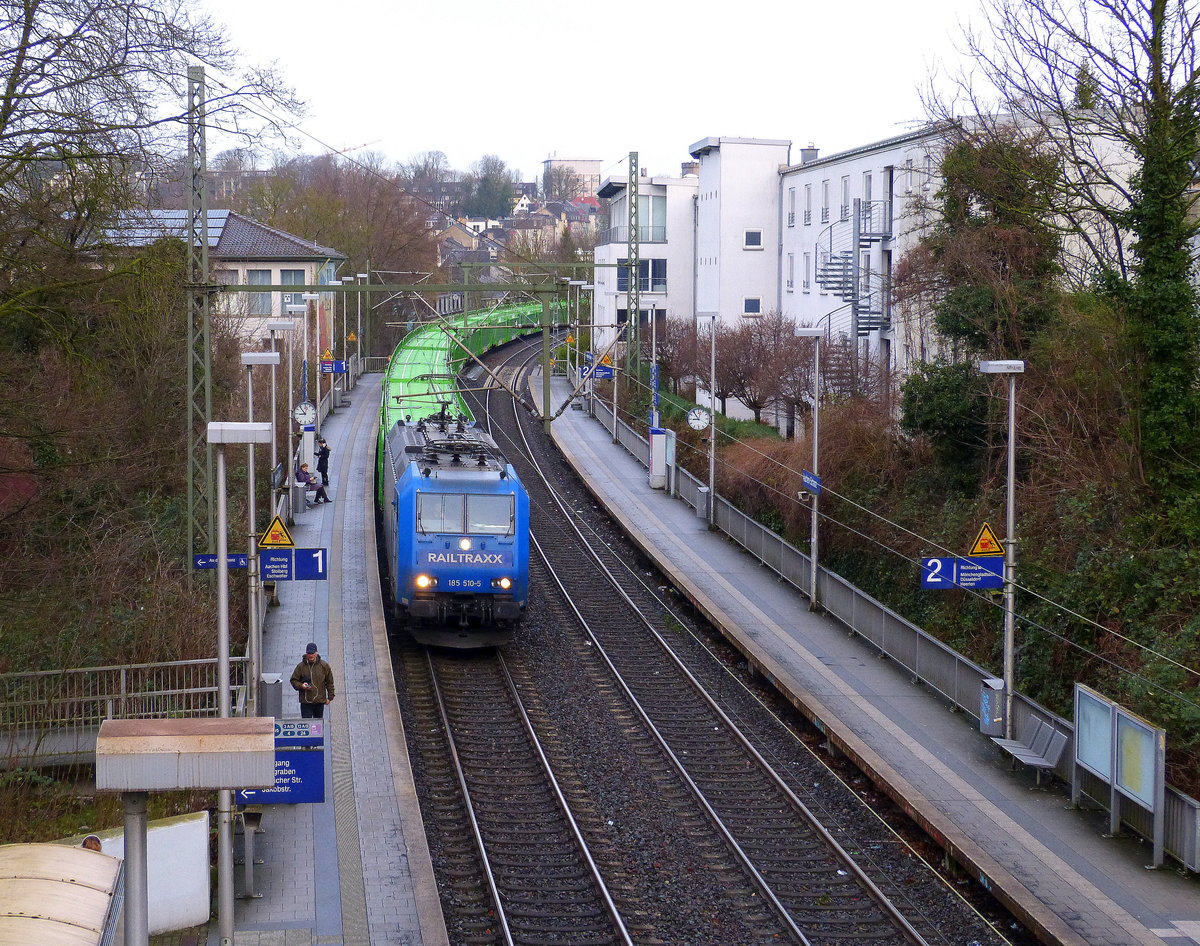 185 515-4 von Railtraxx kommt aus Richtung Aachen-West mit einem einem Autoleerzug aus Zeebrugge(B) nach Graz-Vbf(A) und fährt durch Aachen-Schanz in Richtung Aachen-Hbf,Aachen-Rothe-Erde,Stolberg-Hbf(Rheinland)Eschweiler-Hbf,Langerwehe,Düren,Merzenich,Buir,Horrem,Kerpen-Köln-Ehrenfeld,Köln-West,Köln-Süd.
Aufgenommen von der Brücke in Aachen-Schanz. 
Am Kalten Morgen vom 26.1.2018.