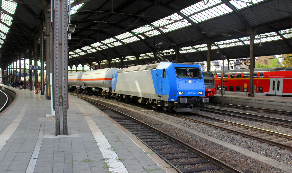 185 515-4 von Railtraxx  kommt aus Richtung Aachen-West,Aachen-Schanz mit einem gemischten Güterzug aus Antwerpen-Waaslandhaven(B) nach Linz-Voestalpine(A) und fährt durch Aachen-Hbf in Richtung Aachen-Rothe-Erde,Stolberg-Hbf(Rheinland)Eschweiler-Hbf,Langerwehe,Düren,Merzenich,Buir,Horrem,Kerpen-Köln-Ehrenfeld,Köln-West,Köln-Süd. Aufgenommen vom Bahnsteig 6 vom Aachen-Hbf. 
Bei Sonne und Wolken am Nachmittag vom 30.8.2018. 