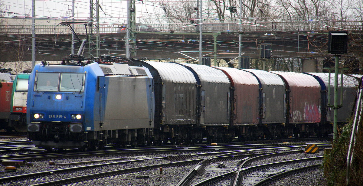 185 515-4 von Railtraxx kommt aus Richtung Köln,Aachen-Hbf,Aachen-Schanz mit einem langen Coilzug aus Linz-Voestalpine(A) nach Antwerpen-Waaslandhaven(B) und fährt in Aachen-West ein.
Aufgenommen vom Bahnsteig in Aachen-West. 
Bei Regenwetter am Nasskalten Nachmittag vom 31.3.2016. 