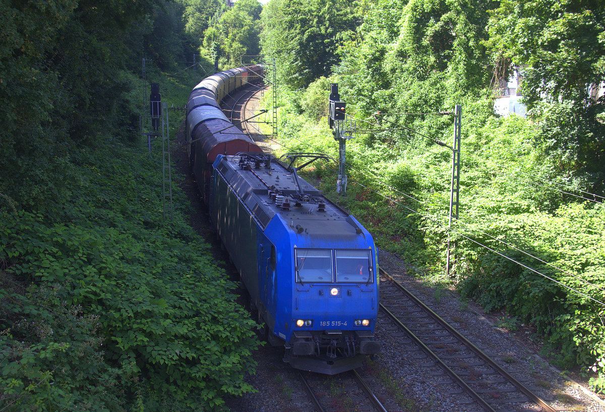185 515-4 von Railtraxx kommt mit einem gemischten Güterzug aus Antwerpen-Waaslandhaven(B) nach Linz-Voestalpine(A) und kommt aus Richtung Aachen-West,Aachen-Schanz und fährt in Richtung Aachen-Hbf,Aachen-Rothe-Erde,Stolberg-Hbf(Rheinland)Eschweiler-Hbf,Langerwehe,Düren,Merzenich,Buir,Horrem,Kerpen-Köln-Ehrenfeld,Köln-West,Köln-Süd. Aufgenommen von einer Brücke von der Weberstraße in Aachen. 
Bei Sommerwetter am Nachmittag vom 26.6.2018.