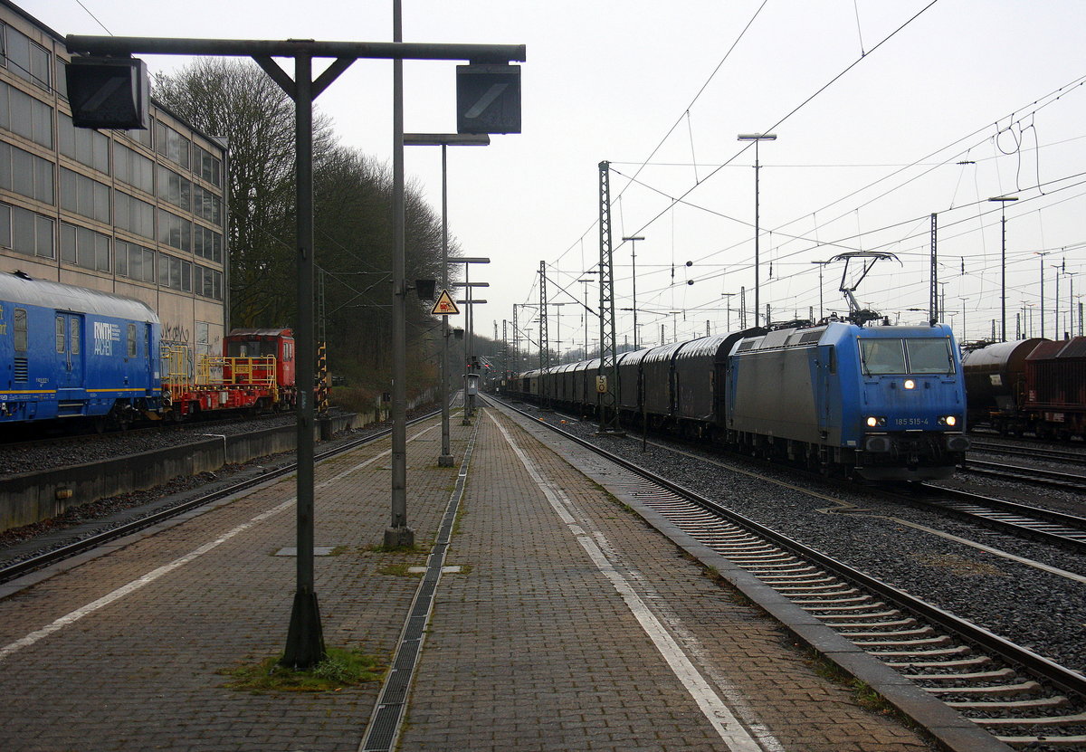 185 515-4 von Railtraxx  steht in Aachen-West mit einem langen Coilzug aus Antwerpen-Waaslandhaven(B) nach Linz-Voestalpine(A). 
Aufgenommen vom Bahnsteig in Aachen-West.
Bei Regenwetter am Nasskalten vom 31.3.2016. 