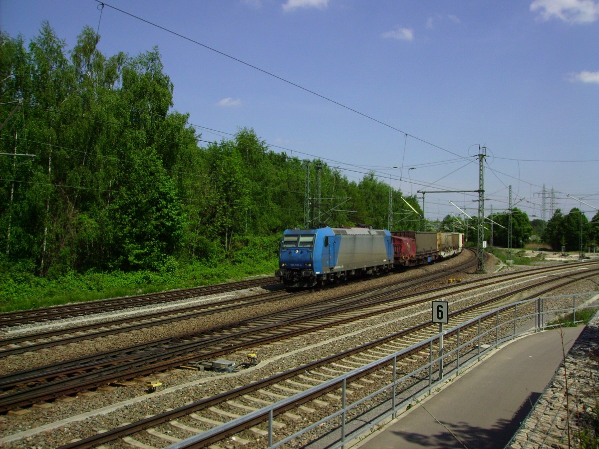 185 515 von Alpha-Trains zog am 25.04.2014 einen gemischten Güterzug in den Karlsruher Güterbahnhof als ich sie an der nordöstlichen Ausfahrt am Abzweig nach Durlach ablichten konnte.