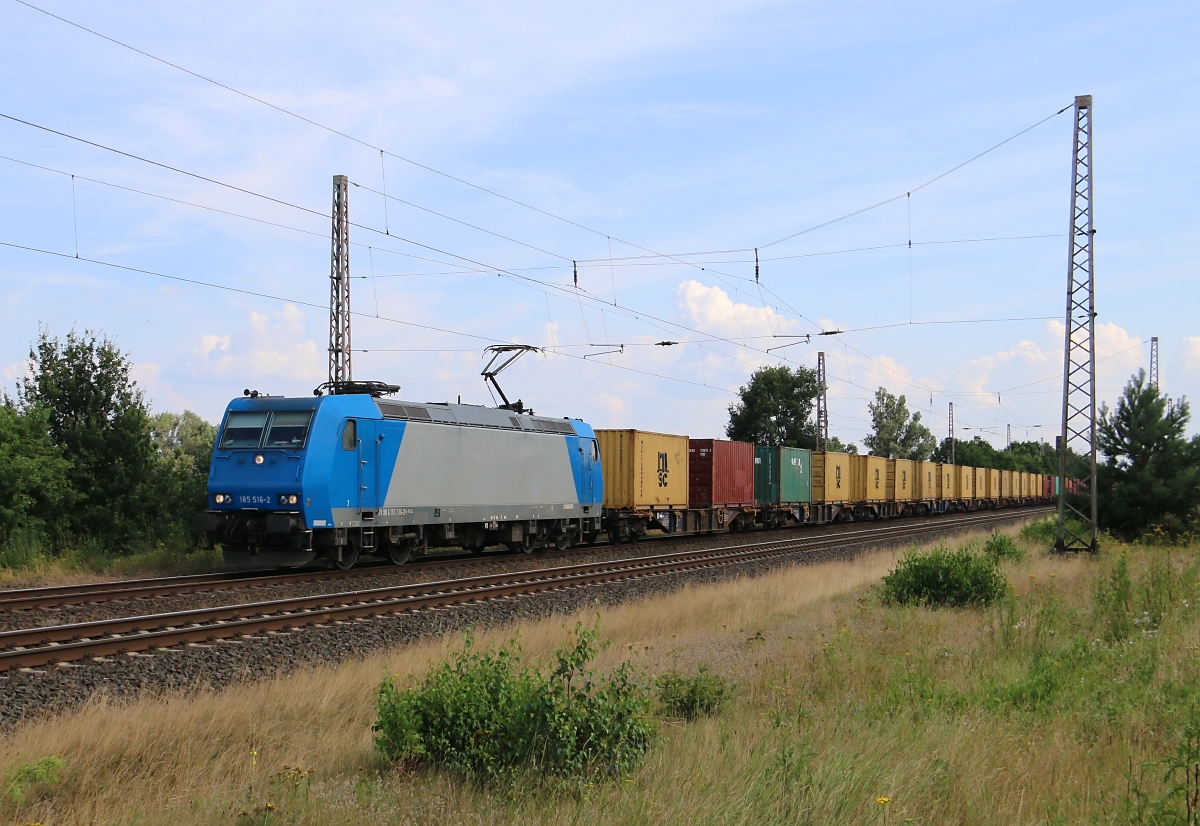 185 516-2 mit Containerzug in Fahrtrichtung Norden. Aufgenommen am 22.07.2014 bei Wahnebergen.