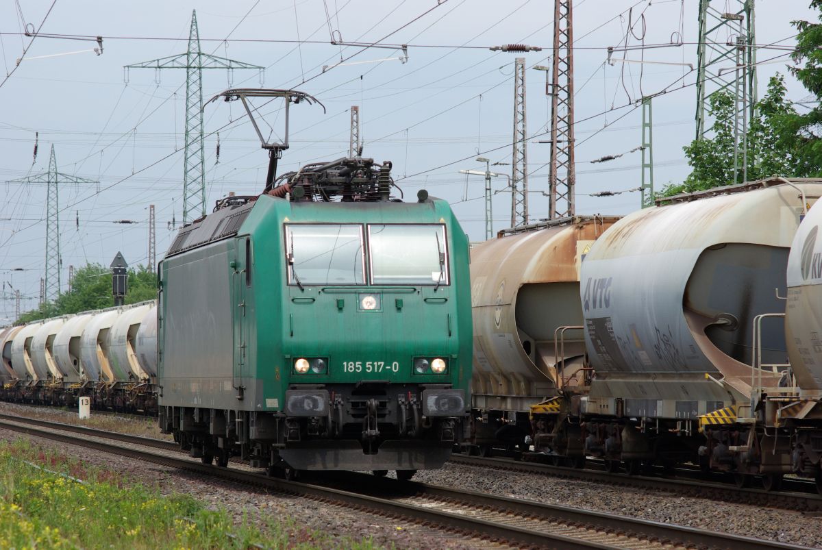 185 517-0 begegnet am 7.7.2015 in Ratingen Lintorf einem entgegenkommenden Kesselzug. Die ITL-Logos vorne und hinten sind inzwischen entfernt. Sie fährt für Captrain, zu deren Netzwerk auch ITL gehört.