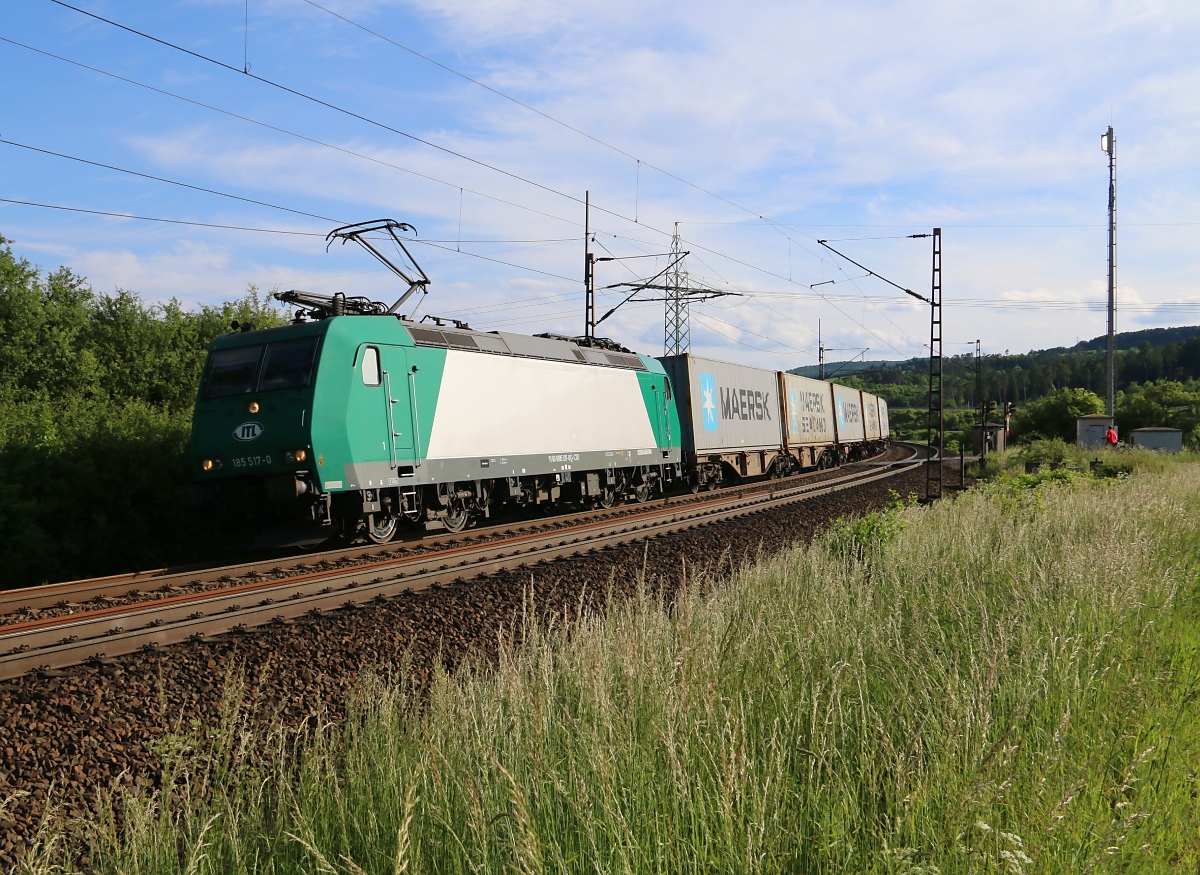 185 517-0 der ITL mit Containerzug in Fahrtrichtung Norden. Aufgenommen zwischen Eichenberg und Friedland(HAN) am 25.05.2014