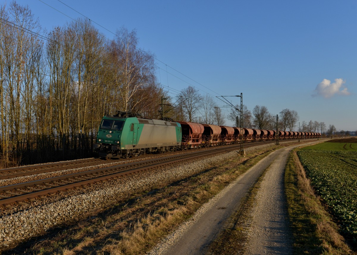 185 517 mit einem Güterzug am 23.02.2014 bei Langenisarhofen.