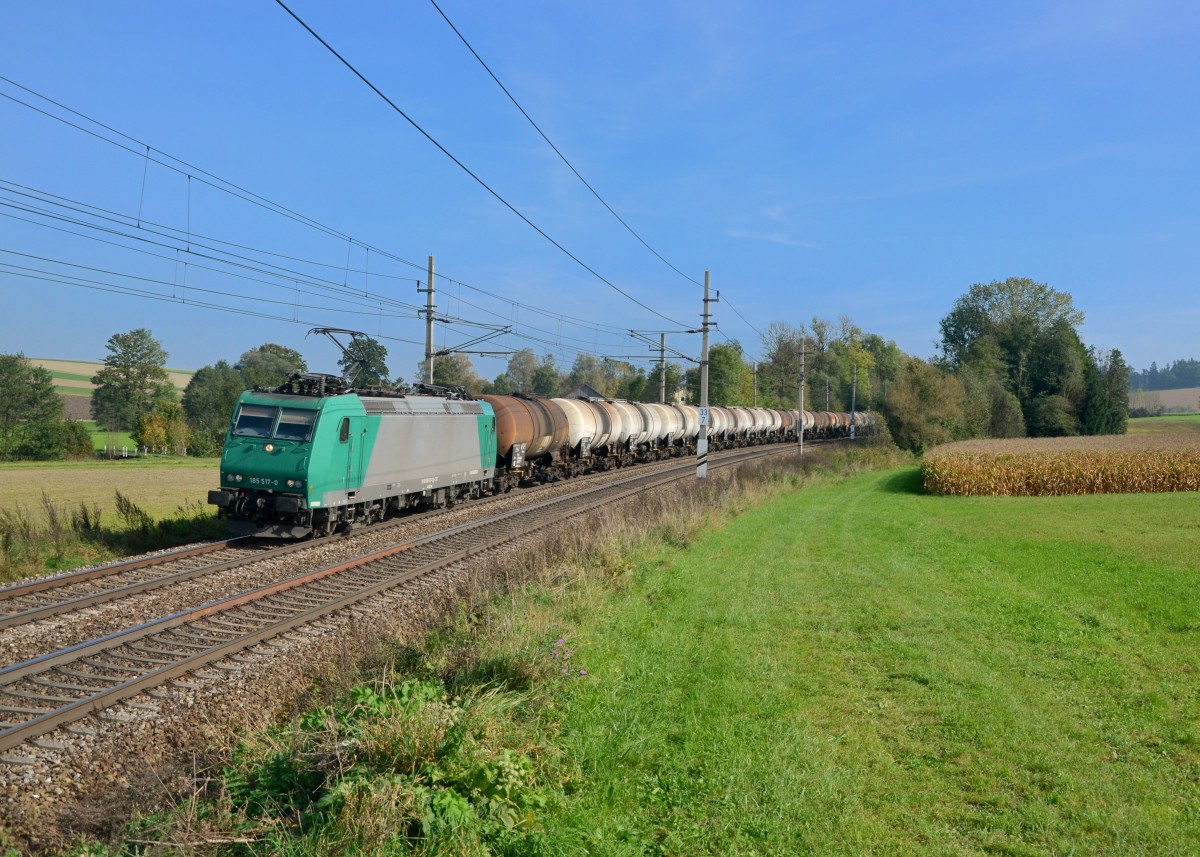 185 517 mit einem Kesselzug am 12.10.2014 bei Kimpling. 