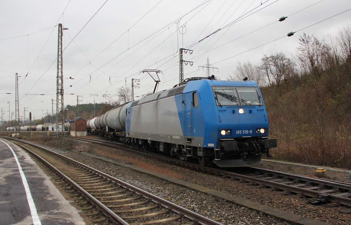 185 518-8 mit Kesselwagenzug aus Richtung Osten kommend zur Weiterfahrt Richtung Kassel. Aufgenommen in Eichenberg am 29.11.2013.