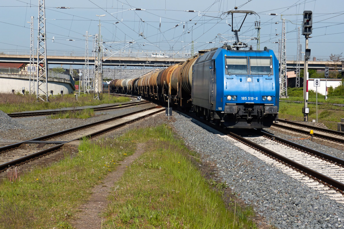 185 519-6 mit Kesselzug aus Richtung Westen fährt durch den Bahnhof Nordhausen 06.05.2016
