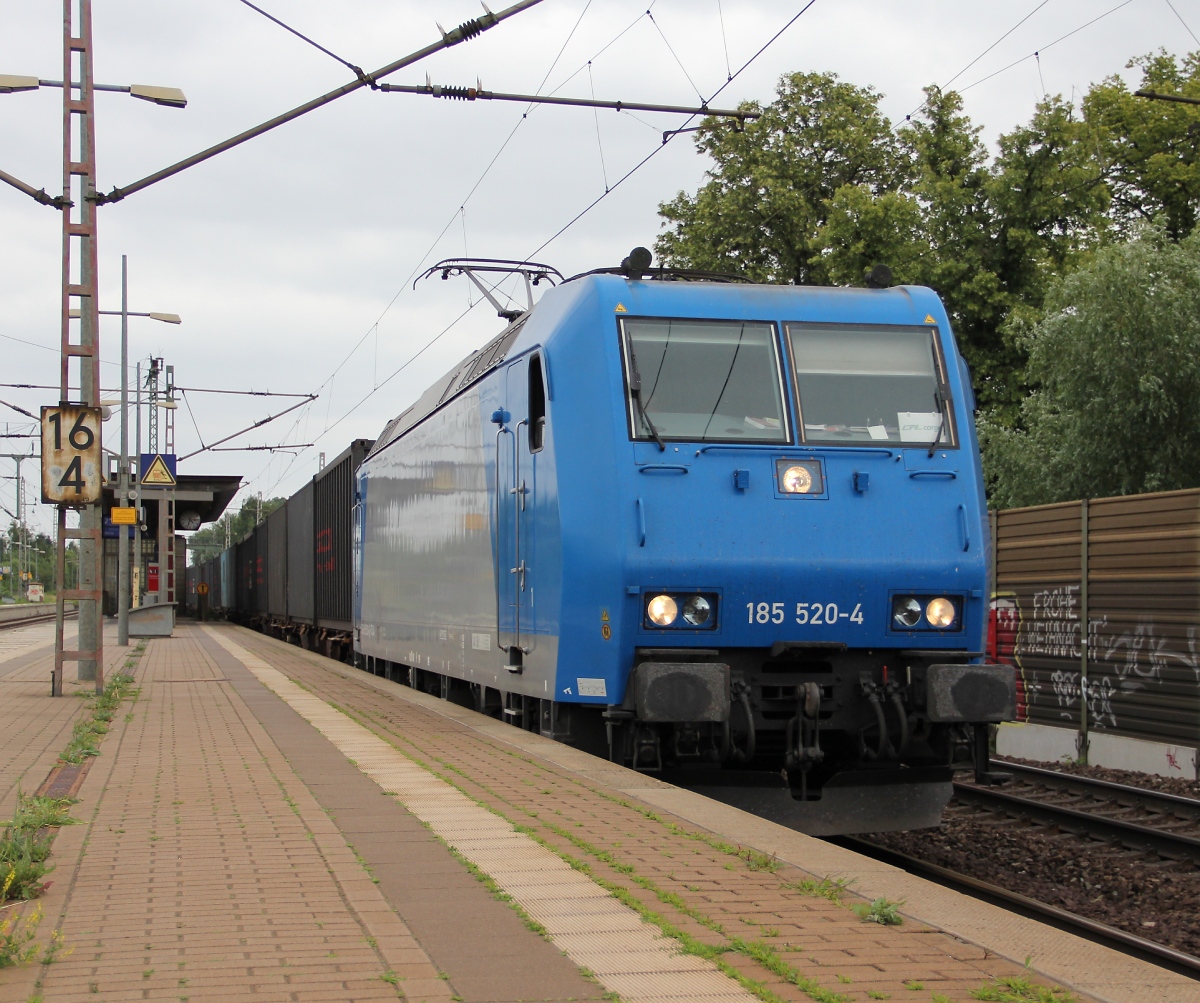 185 520-4 für CFL Cargo mit Containerzug aus Richtung Seelze kommend durch Dedensen-Gümmer. Aufgenommen am 10.07.2013.
