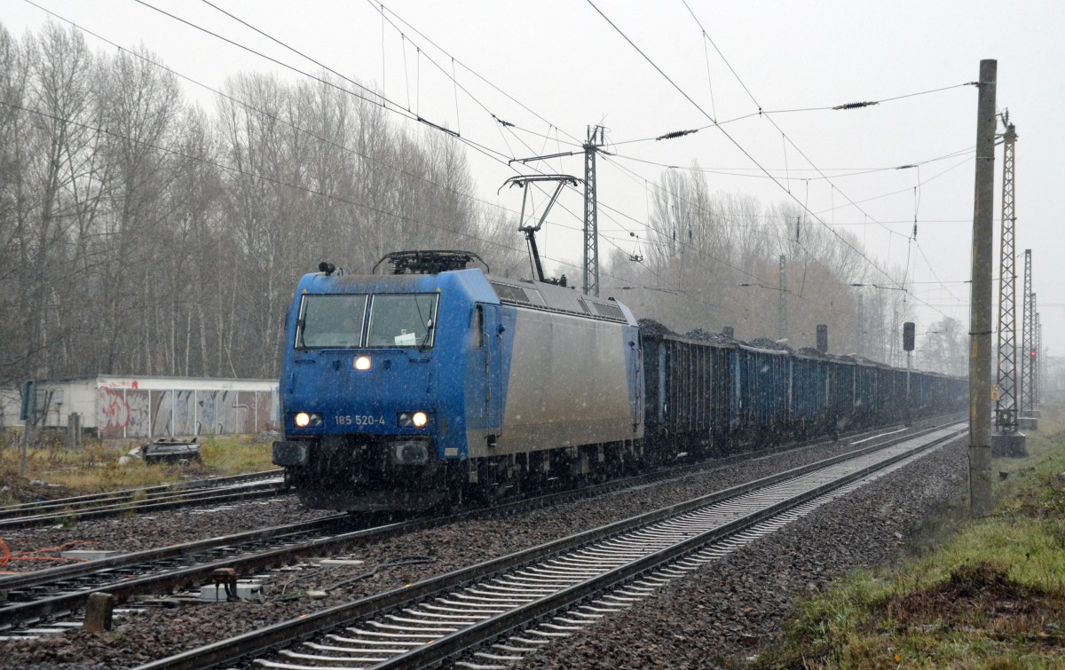 185 520 der CFL zog am 28.11.15 einen PKP-Kokszug durch Leipzig-Thekla Richtung Mockau.