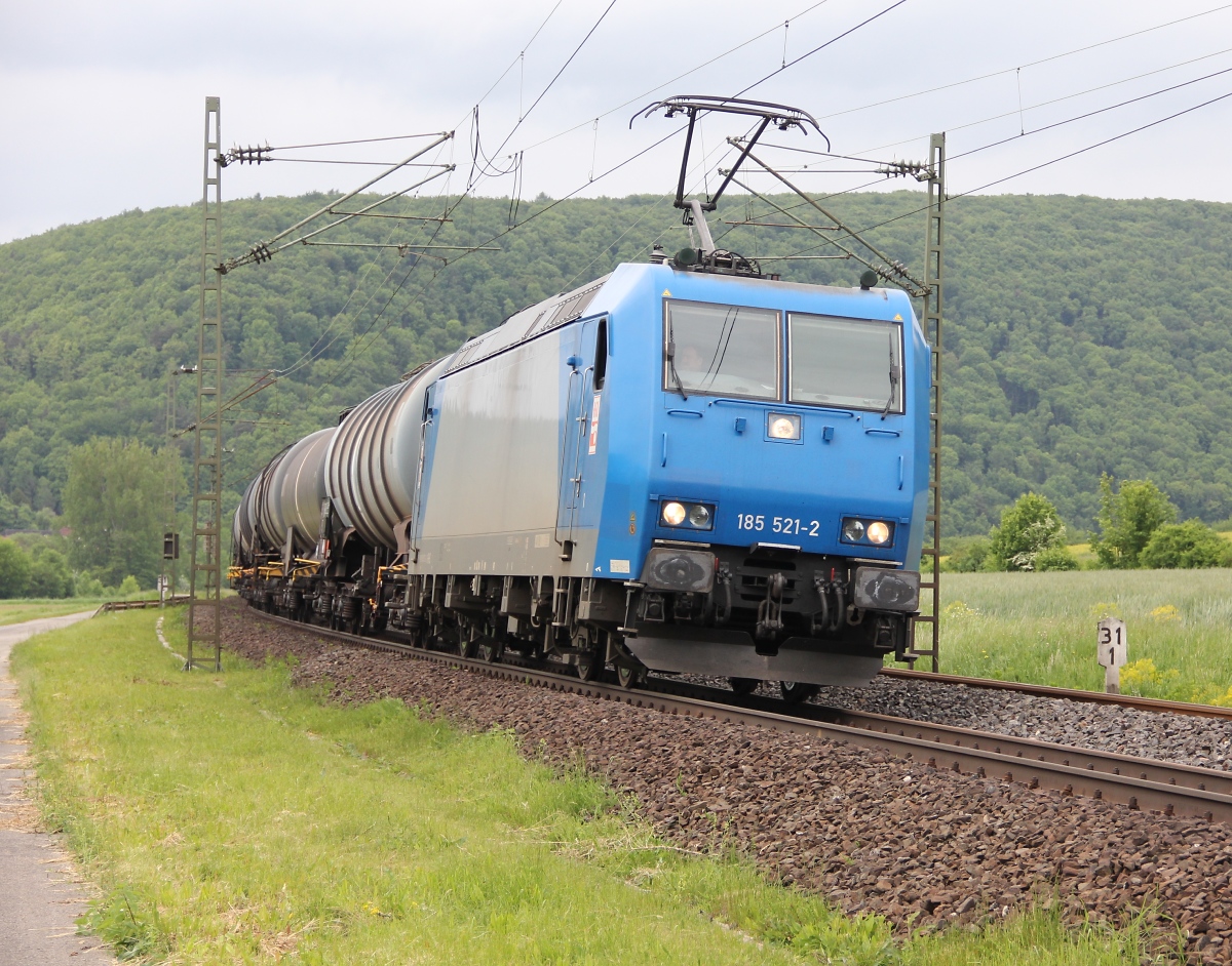 185 521-2 mit Kesselwagenzug in Fahrtrichtung Sden. Aufgenommen am 23.05.2013 bei Harrbach.