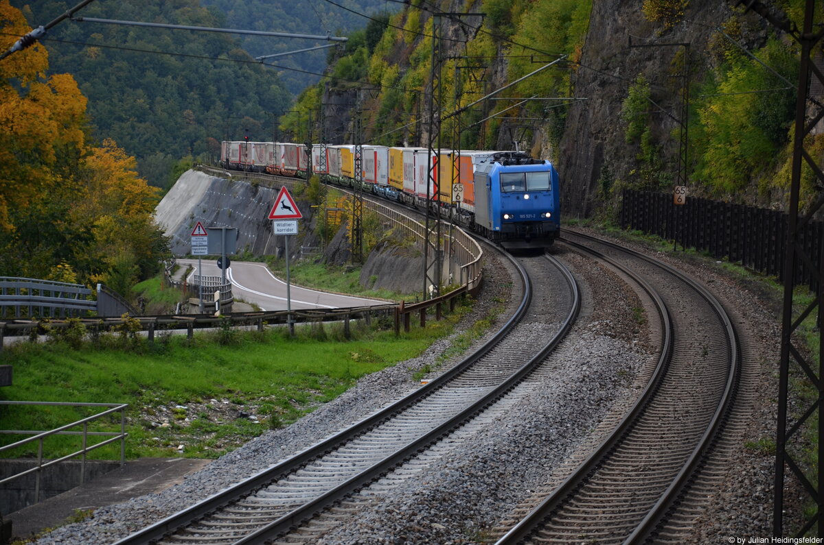 185 521-2 quält sich mit ihrem Mars KLV Zug die Geislinger Steige hinauf. 03.10.2022