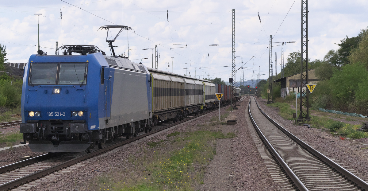 185 521-2 ist in Richtung Saarbrücken unterwegs und durchfährt am 09.09.2019 den Bahnhof Bous Saar.