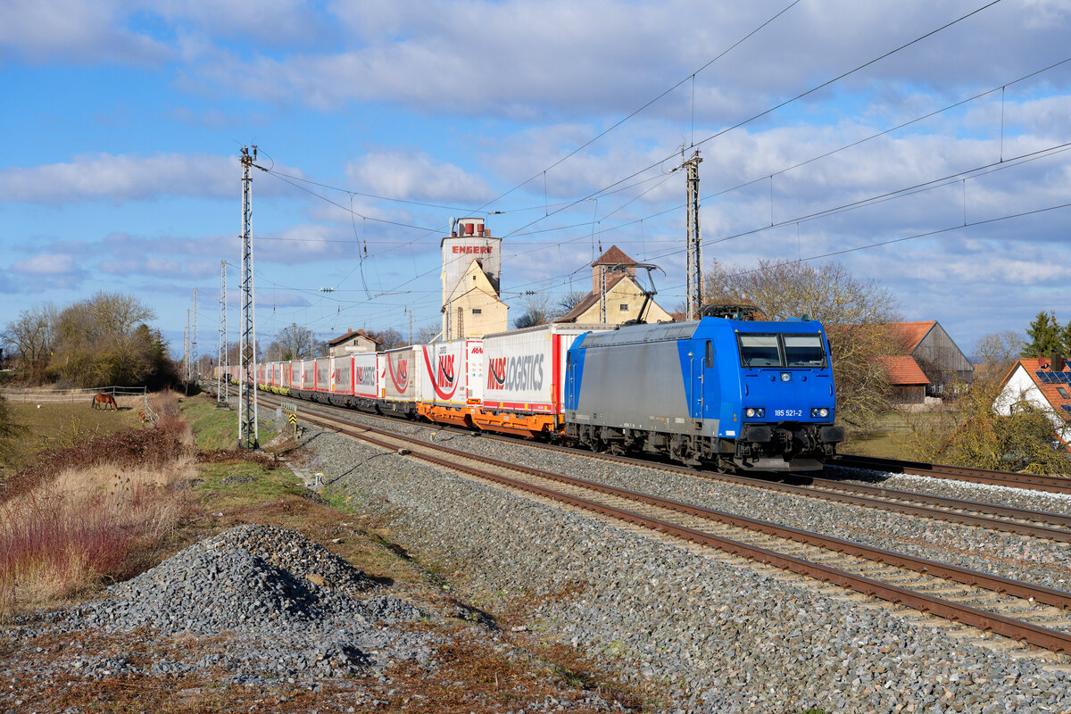 185 521 ATLU/TXL mit dem umgeleiteten Mars-KLV Zug bei Herrnberchtheim Richtung Ansbach, 27.02.2021